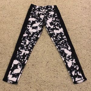 Black and white flower design leggings